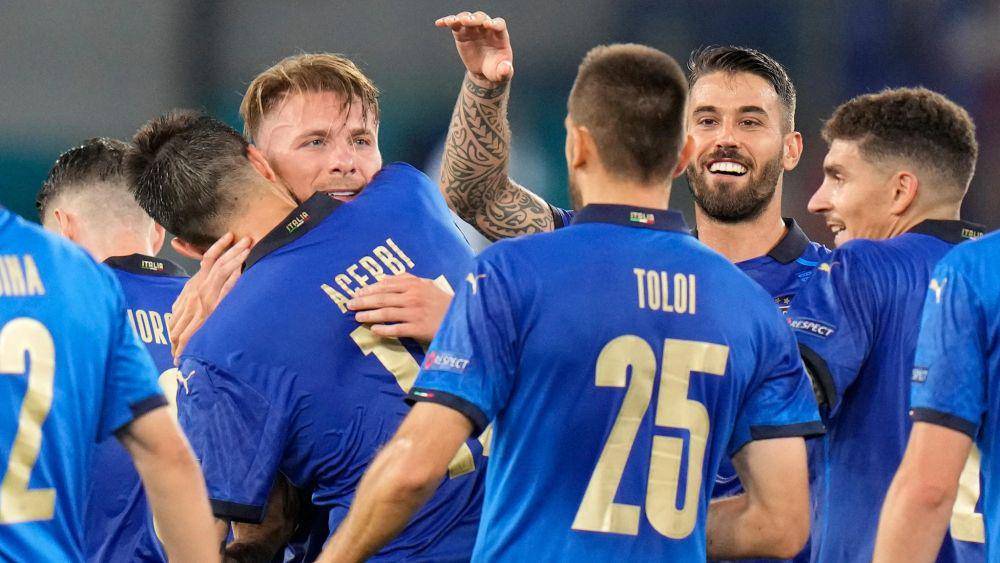 Italia merayakan kemenangan atas Swiss di grup A (uefa.com)