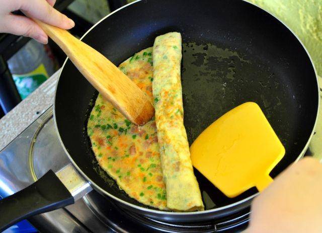 Menggulung egg roll korea (nomoliciouslife.com)