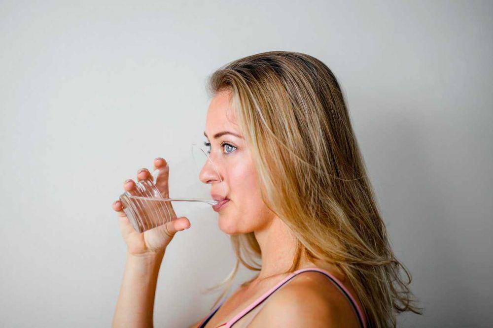 ilustrasi wanita minum air (pexels.com/Andrea Piacquadio)