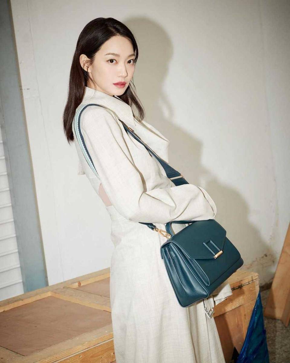 Shin Min Ah (instagram.com/illusomina)