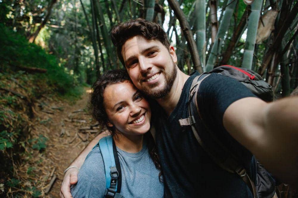 ilustrasi pasangan jalan-jalan (pexels.com/Vanessa Garcia)