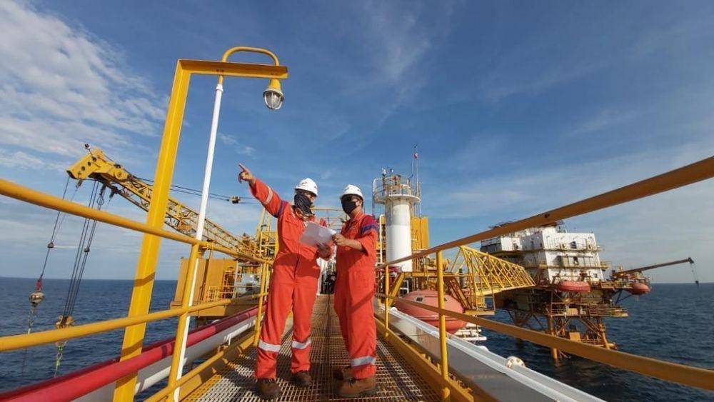 Petugas Pertamina bekerja di kilang minyak. (Dok. Pertamina)