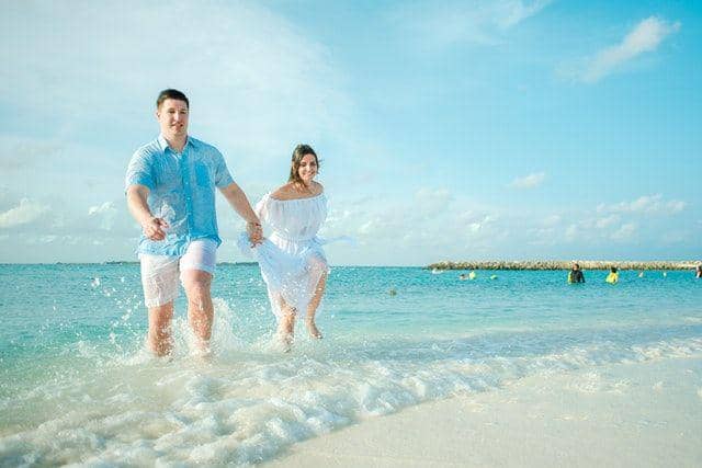 Ilustrasi pasangan berlari di tepi pantai (pexels.com/Asad Photo Maldives)