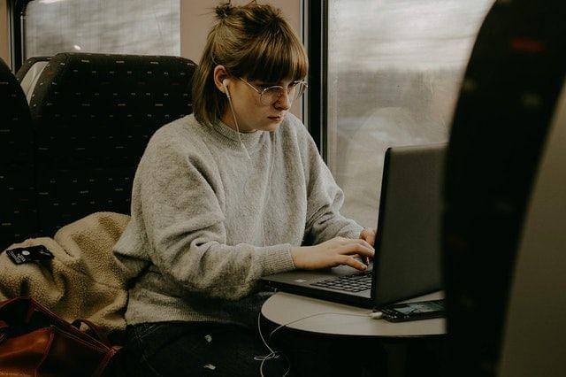 Ilustrasi perempuan bekerja lewat laptop (pexels.com/Verschoren Maurits)