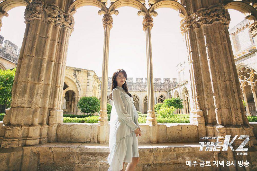 Yoona di dalam kompleks Royal Monastery of Santes Creus (program.tving.com)