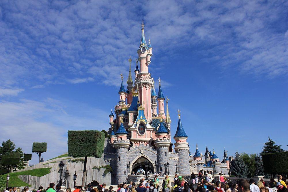 Disneyland Paris Dibuka Lagi, Dilarang Selfie Memeluk Mickey Mouse