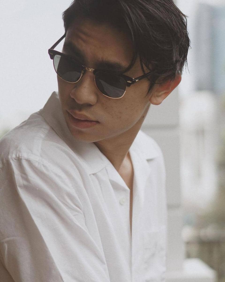 Rheno Poetiray (instagram.com/rhenopoetiray/)