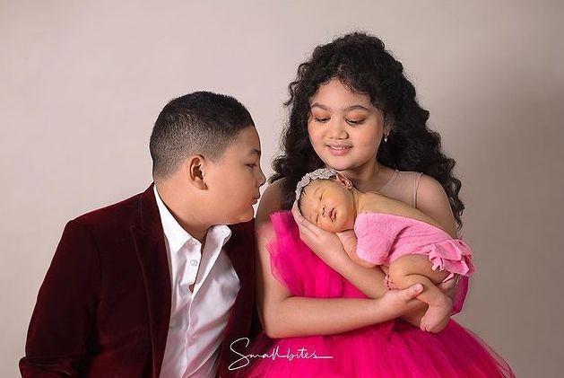 9 Momen Gemas Newborn Photoshoot Baby Shyamala Bareng Anak Krisdayanti