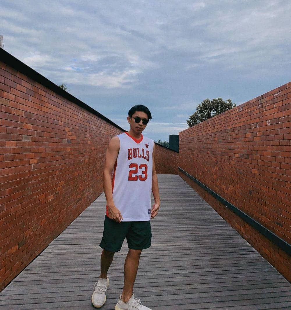 Rheno Poetiray (instagram.com/rhenopoetiray/)