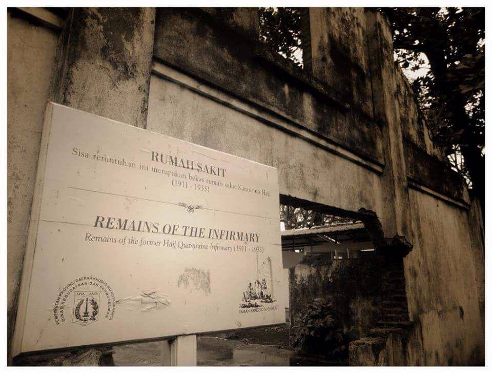 reruntuhan bekas rumah sakit di Pulau Onrust (instagram.com/narayana.adventure)