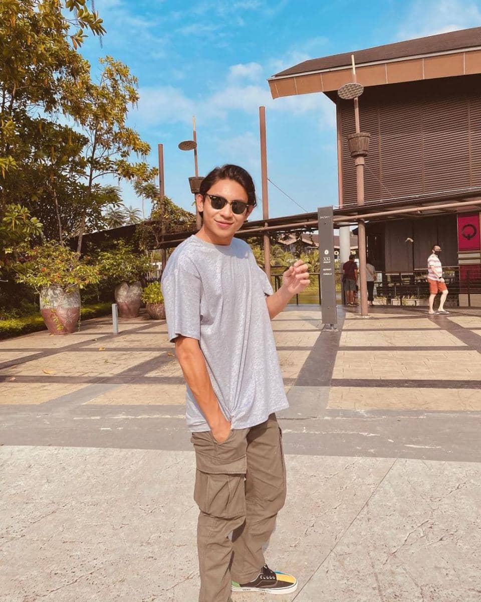 Rheno Poetiray (instagram.com/rhenopoetiray/)