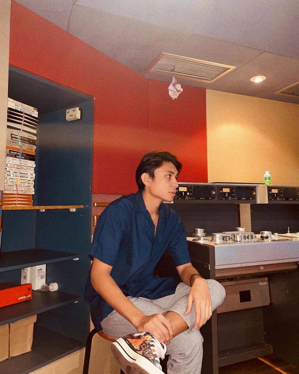 Rheno Poetiray (instagram.com/rhenopoetiray/)