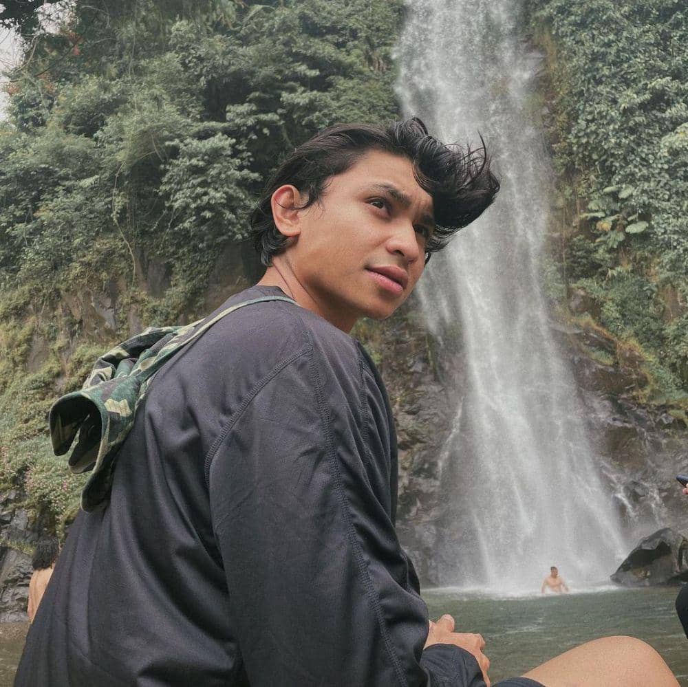 Rheno Poetiray (instagram.com/rhenopoetiray/)