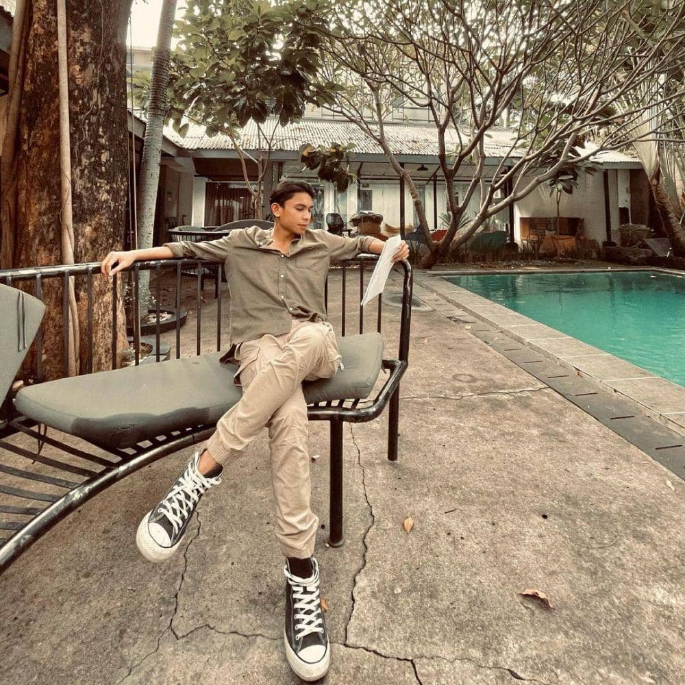 Rheno Poetiray (instagram.com/rhenopoetiray/)