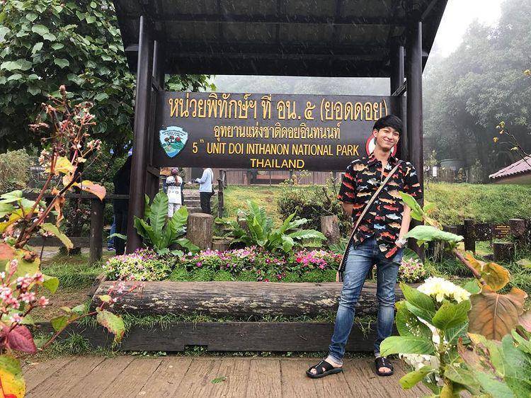 Gaya kasual Chimon Wachirawit (instagram.com/chimonac)