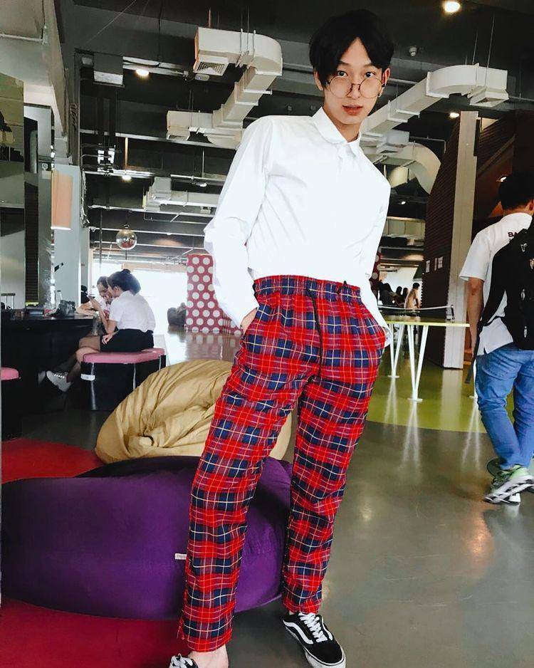 Gaya kasual Chimon Wachirawit (instagram.com/chimonac)