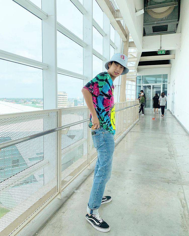 Gaya kasual Chimon Wachirawit (instagram.com/chimonac)