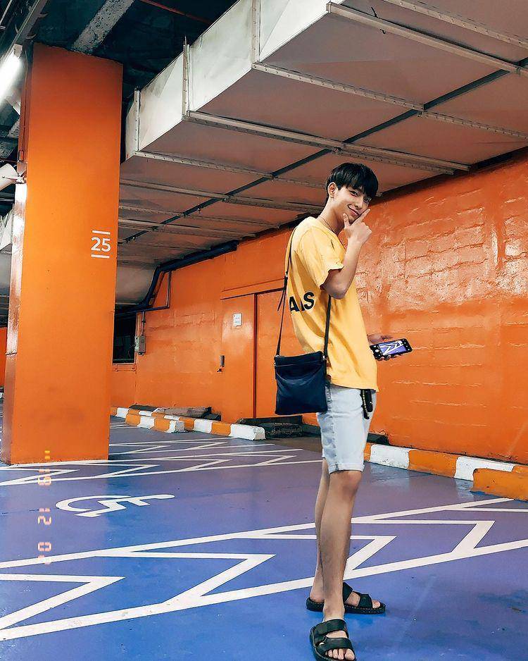 Gaya kasual Chimon Wachirawit (instagram.com/chimonac)