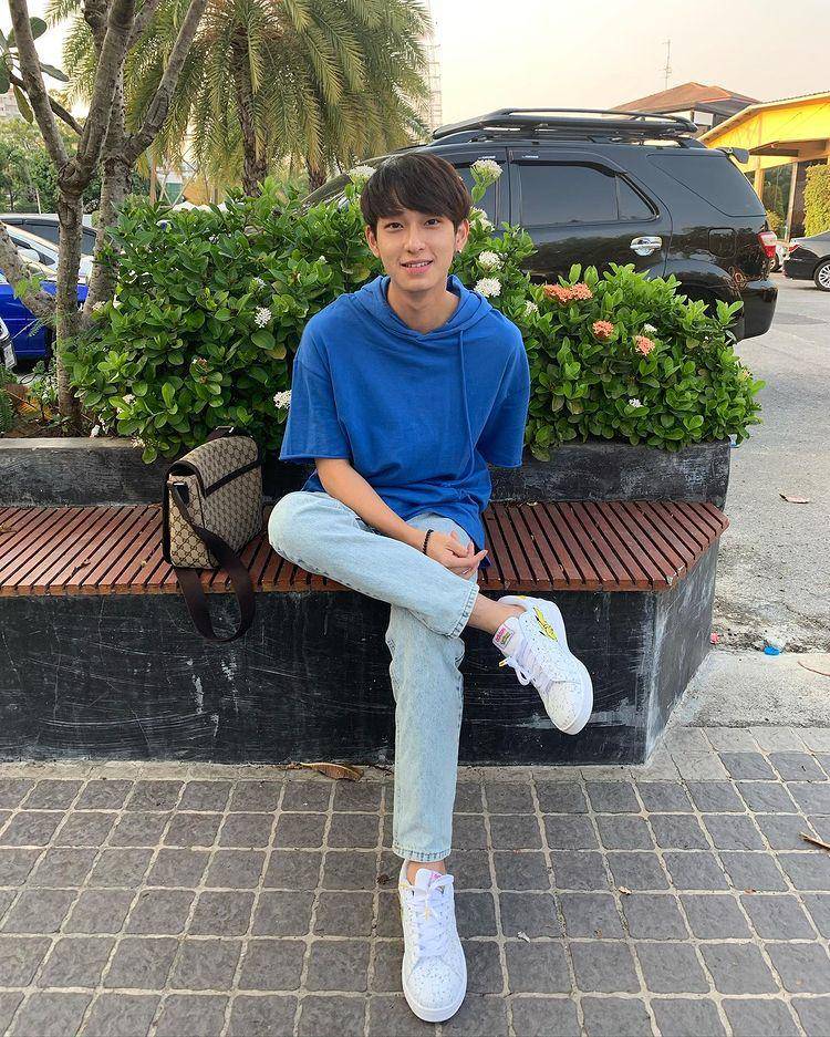 Gaya kasual Chimon Wachirawit (instagram.com/chimonac)