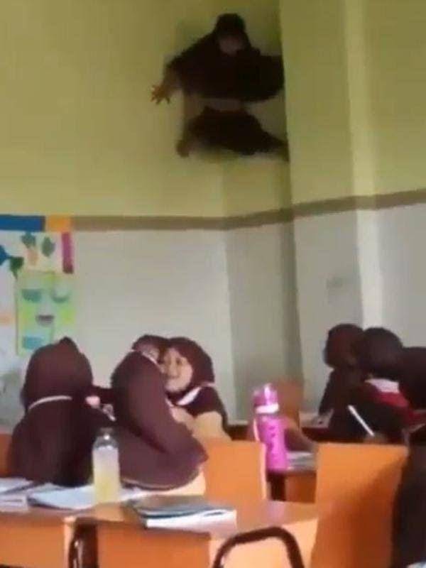 tingkah orang seperti sedang kesurupan (reddit.com/HalilHalidBey)