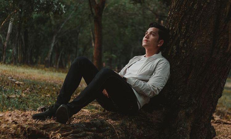 10 Pesona Rendi Jhon Pratama Pemeran Ricky Ikatan Cinta saat Bersandar