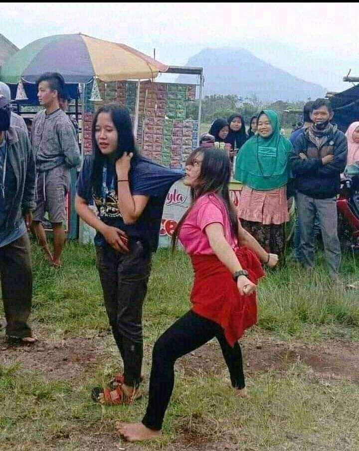 tingkah orang seperti sedang kesurupan (facebook.com/Harry Setiawan)