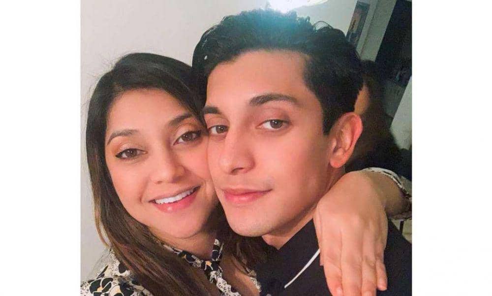 Potret 9 Artis Bersama Anak Tunggalnya yang Beranjak Dewasa, Kompak!