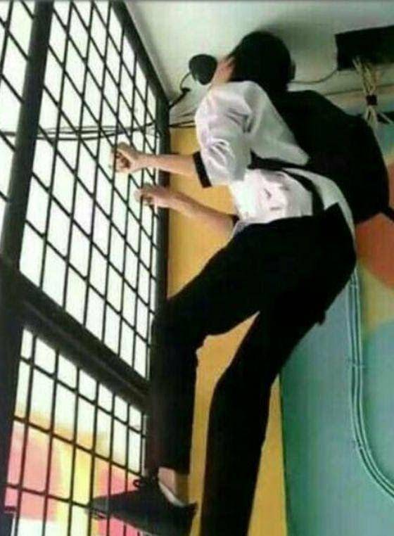 tingkah orang seperti sedang kesurupan (instagram.com/raja_shitpost_)