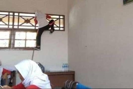 tingkah orang seperti sedang kesurupan (facebook.com/Kelakuan Random Hooman)