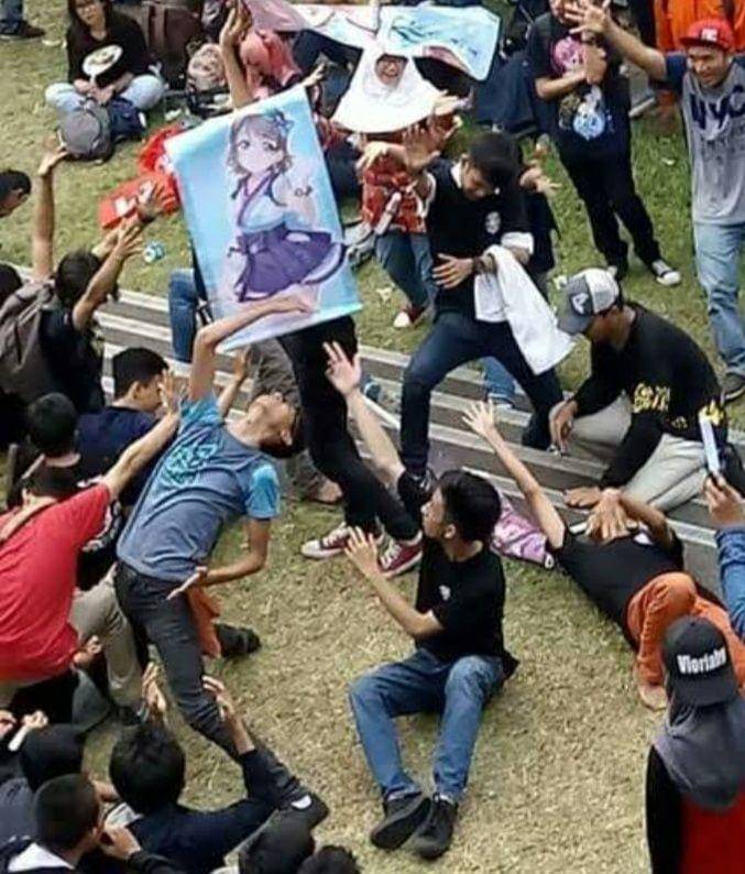 tingkah orang seperti sedang kesurupan (1cak.com/fubukisanada)