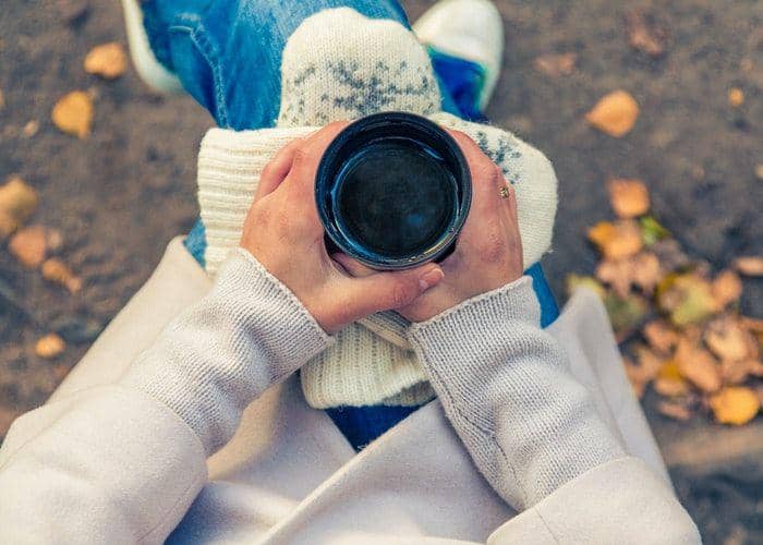 Ilustrasi duduk memangku minuman (unsplash.com/mariashanina)