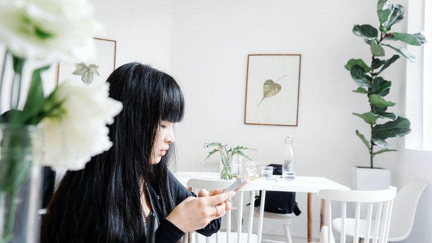 Ilustrasi perempuan muda menggunakan ponsel (unsplash.com/iamchang)