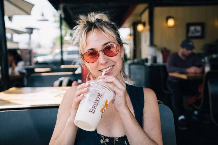 Ilustrasi wanita menikmati minuman (unsplash.com/kevinwolf)