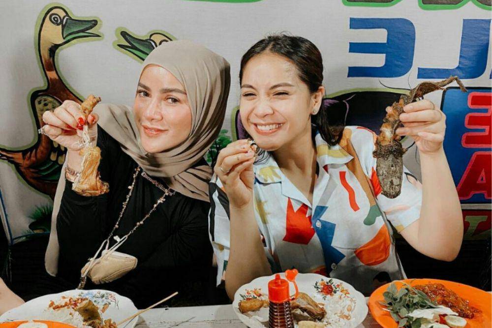 Olla Ramlan dan Nagita Slavina makan di tempat sederhana (instagram.com/ollaramlanaufar)