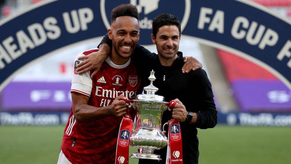 Mikel Arteta dan Aubameyang (goal.com)