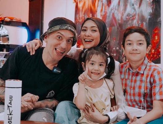 10 Potret Setia Keluarga Dampingi Gary Iskak yang Derita Kanker Hati