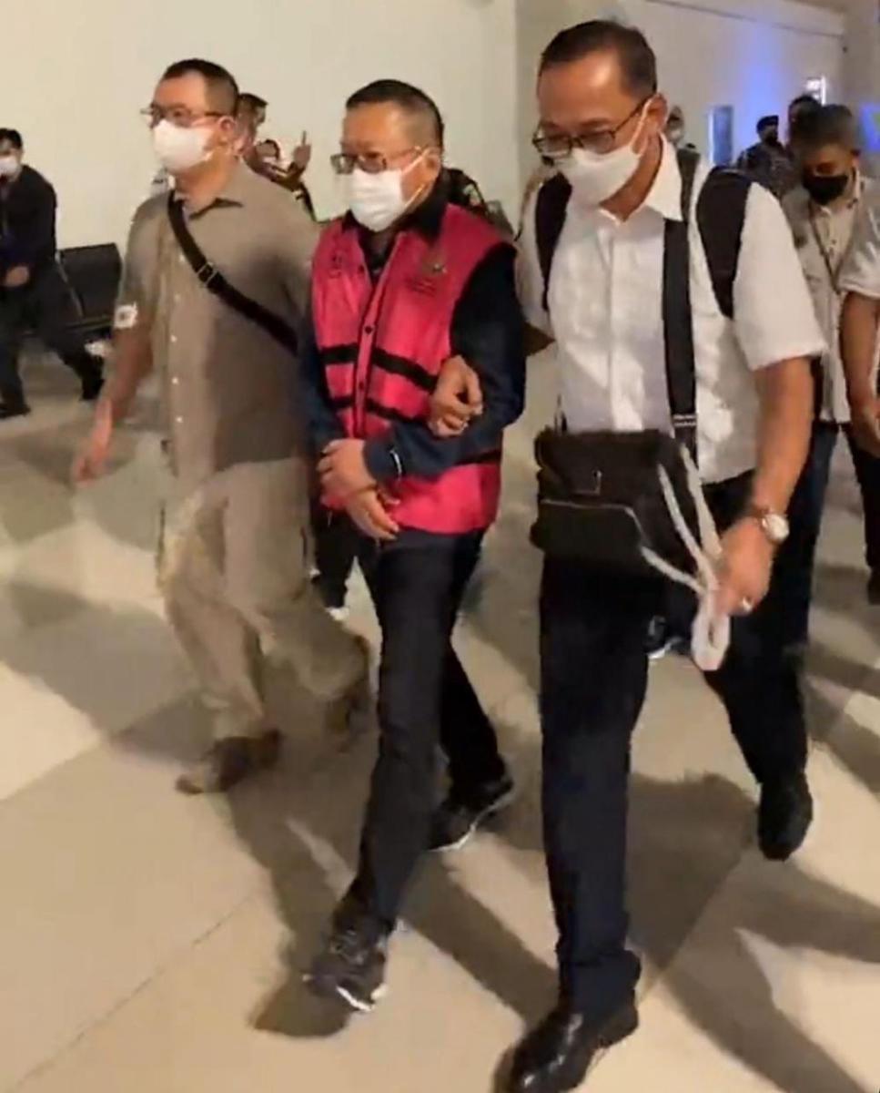[BREAKING] Buron Adelin Lis Tiba di Bandara Soetta, Tangan Diborgol