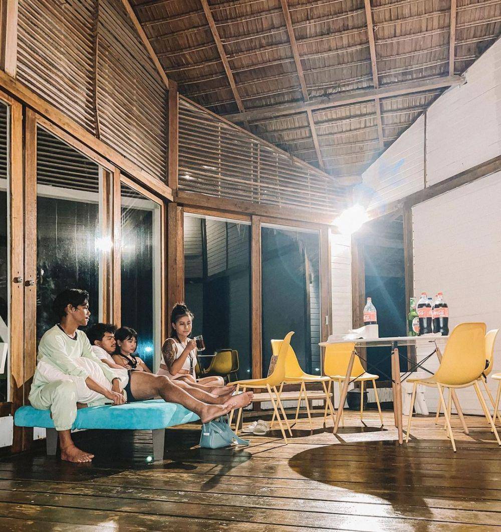 Awkarin saat movie night (instagram.com/awkarin)
