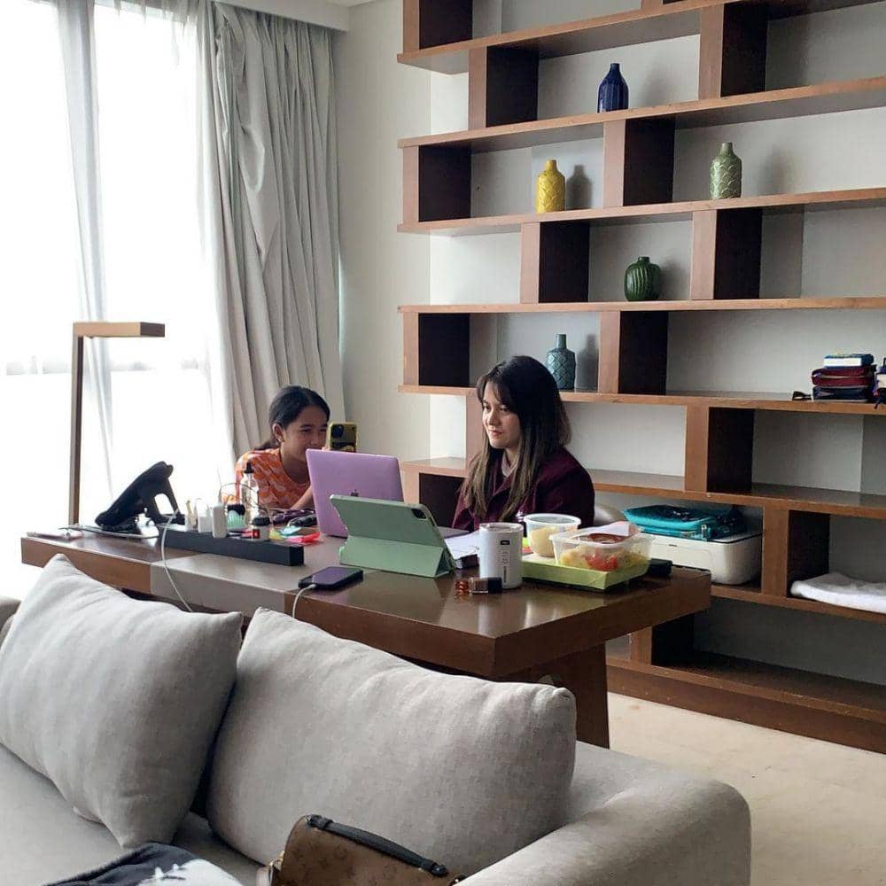 Momen kelulusan Marsha Aruan. (instagram.com/bundalisa)