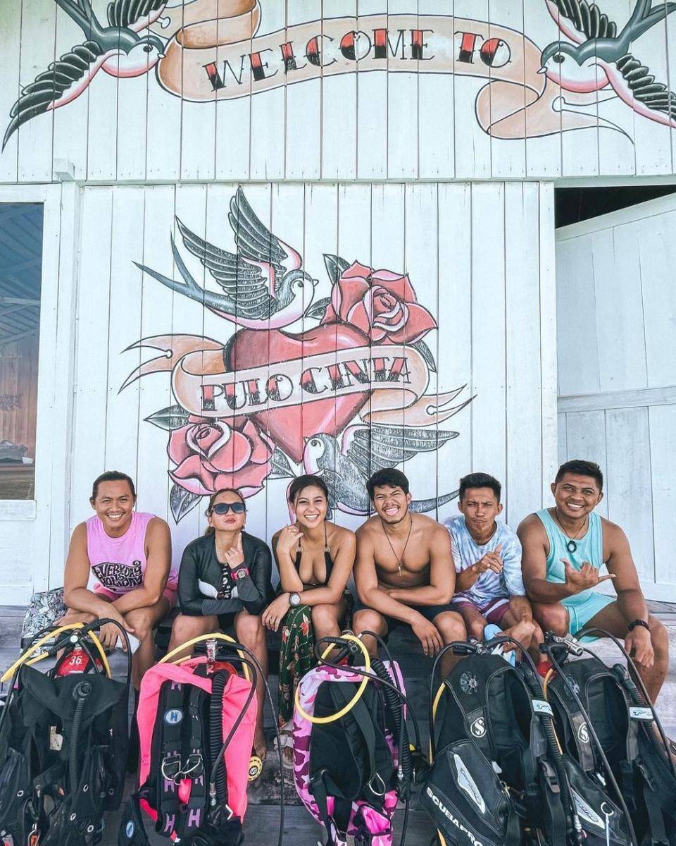 Awkarin dan teman divingnya (instagram.com/awkarin)