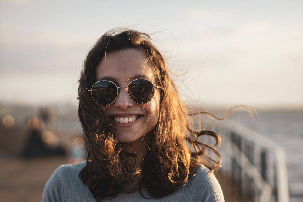 ilustrasi wanita tersenyum (unsplash.com/@bruno_adam)