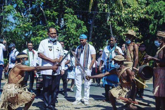Bupati Alor, Amon Djobo, ketika membuka fasilitas pantai mall di Kabupaten Alor (www.instagram.com/@disparalor)