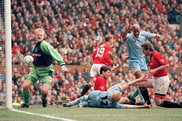 David Busst ketika mengalami cedera saat melawan Manchester United. (irishmirror.ie)