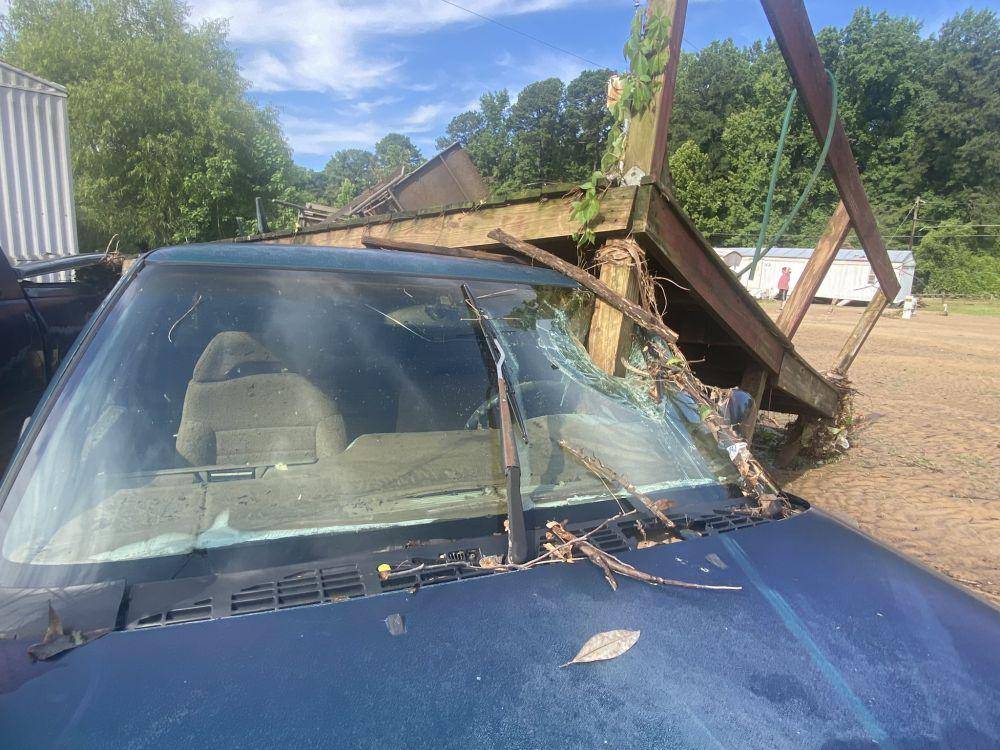Mobil yang tertimpa bangunan karena badai di Alabama pada 20 Juni 2020. (Twitter.com/Ryan Phillips)