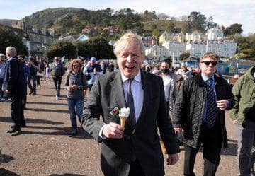 Perdana Menteri Inggris, Boris Johnson saat mengunjungi Wales pada 27 April 2021. (Twitter.com/Boris Johnson)