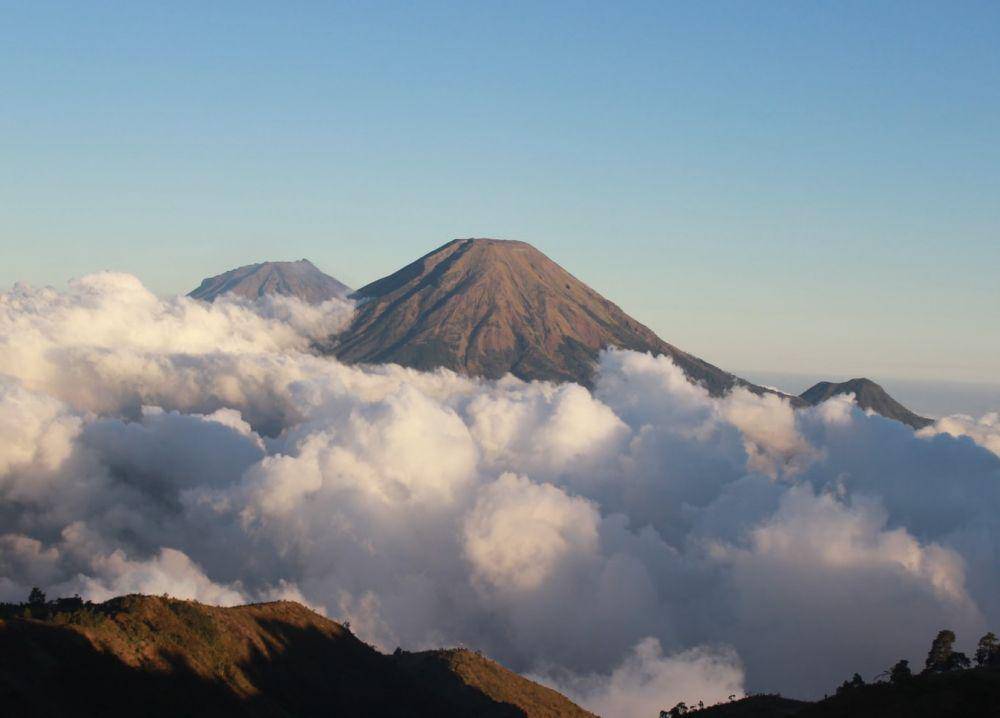 pemandangan di puncak Gunung Prau (unsplash/Falaq Lazuardi)