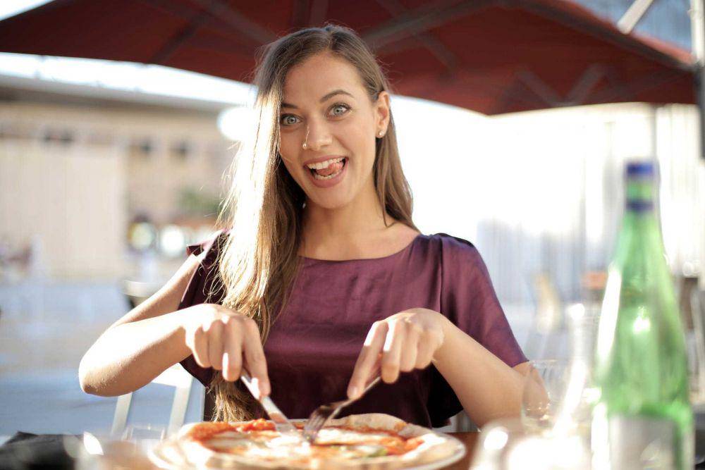 ilustrasi perempuan yang sedang makan (pexels.com/Andrea Piacquadio)