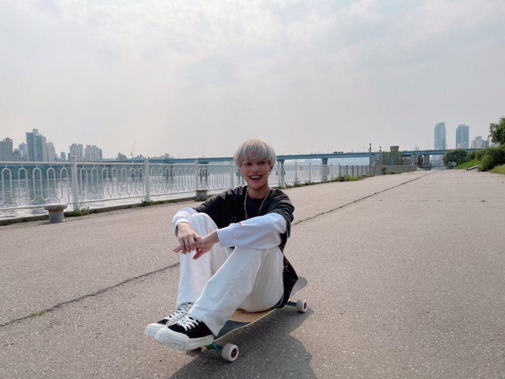 9 Gaya Foto Bersama Skateboard ala Yangyang WayV, Keren!