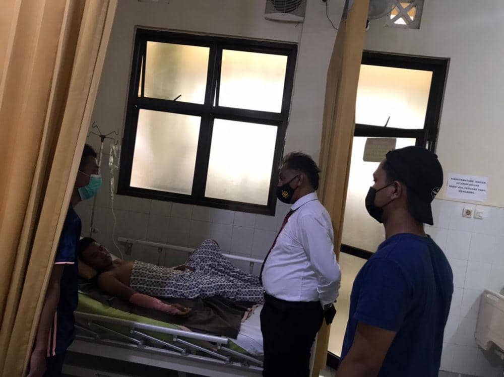 Pelaku pengerusakan kantor Balai Desa Gaji, Kecamatan Kerek, Kabupaten Tuban saat menjalani perawatan di rumah sakit. Dok. Satreskrim Polres Tuban