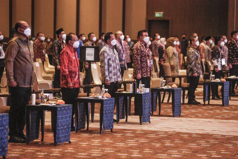 Bupati Dharmasraya, Sutan Riska Tuanku Kerajaan yang juga Ketua APKASI, Menteri Dalam Negeri, Tito Karnavian, dan Gubernur Bali, Wayan Koster, hadir saat pengukuhan pengurus baru APKASI di Nusa Dua, Kabupaten Badung, Sabtu (19/6/2021). (Dok.IDNTimes/Johannes P. Christo)